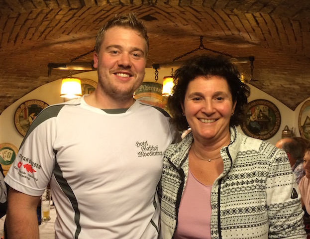 Ingrid Öttl und Schützenmeister Tobias Sperl freuen sich über ihren gemeinsamen Erfolg beim Er- und-Sie-Schießen der Alpenrose
